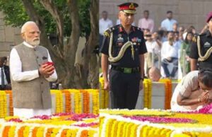 बापू की समाधि पर पीएम और राष्ट्रपति का श्रद्धांजलि अर्पण, कहा- उनके आदर्श आज भी प्रासंगिक