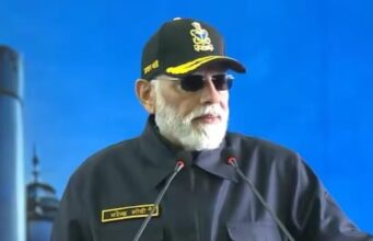 बीच समंदर दीवाली: INS विक्रांत और नौसेना के जज़्बे को सलाम बोले PM मोदी