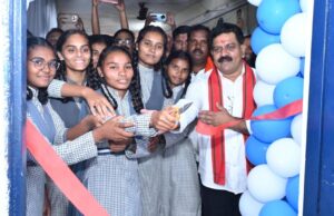 डिजिटल बोर्ड से शिक्षिका ने उपमुख्यमंत्री को पढ़ाई हृदय की संरचना एवं बैटरी की कार्यप्रणाली