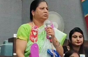 देवास निगम में अनोखी प्रदर्शन: महिला पार्षद ने चप्पल की माला पहनकर विरोध जताया