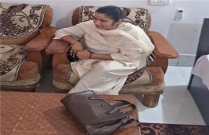 लोकायुक्त की दबिश से मचा हड़कंप: RES कार्यालय में रिश्वत लेते पकड़ी गई महिला, अफसर फरार