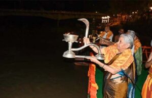 दीपों और भजन-कीर्तन के बीच घाट पर गूंजा भक्तिमय वातावरण