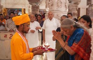 मंत्री निर्मला सीतारमण ने श्रीराम दरबार, मां दुर्गा और महादेव के किए दर्शन, कुबेर टीला पर किया अभिषेक