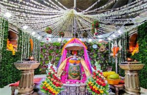 महाकाल मंदिर के फूलों से स्टार्टअप की शुरुआत, छात्रों ने बनाई कमाई की नई राह
