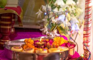 ध्यान दें! पूजा में फूल धोकर अर्पित करना सही या गलत? भगवान की मान्यता क्या है