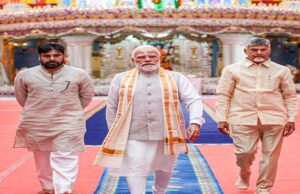 श्री सत्य साईं बाबा के जन्म शताब्दी समारोह में ऐश्वर्या राय ने पीएम मोदी के पैर छूकर आशीर्वाद लिया