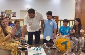 पैसा, शॉल और गुलदस्ता के साथ तेजस्वी यादव का जन्मदिन, समर्थक जुटे खुशी मनाने