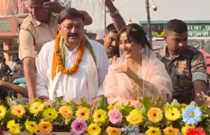 नेहा शर्मा ने दिखाया पिता के समर्थन में दम, चुनावी मैदान में लगा बॉलीवुड का रंग