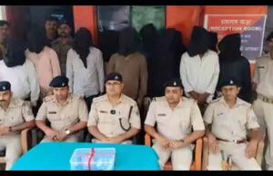 विदेशी शराब की अवैध फैक्ट्री पर छापा, पुलिस ने 11 लोगों को पकड़ा