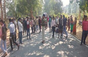 ग्रामीणों का हल्ला: हाथियों से परेशान होकर सड़क पर बैठकर किया NH-143 जाम