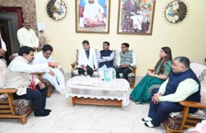 पर्यटन मंत्री राजेश अग्रवाल ने दामाखेड़ा आश्रम में धर्मगुरु प्रकाश मुनिनाम से की सौजन्य भेंट