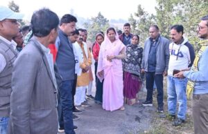 रायपुर: मंत्री लक्ष्मी राजवाड़े ने ओड़गी में सड़क और पुलिया निर्माण का औचक निरीक्षण किया