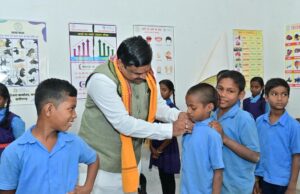 रायपुर: शिक्षा मंत्री गजेंद्र यादव ने मैनपुर क्षेत्र के स्कूलों का किया आकस्मिक निरीक्षण