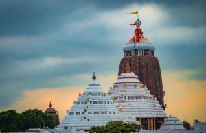 मंदिर का अनोखा झंडा: हवा के विपरीत दिशा में लहराने का रहस्य