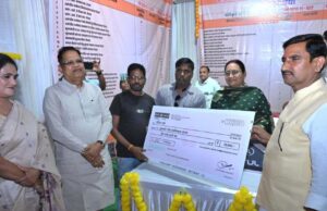 केंद्रीय राज्यमंत्री तोखन साहू ने रायपुर में लोगों को दी खुशियों की चाबी