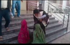 पैर पकड़कर करीं आख़िरी गुहार: ज़मीन बचाइए, वरना मैं मर जाऊँगी— तहसीलदार ने कार चलाकर छोड़ दिया