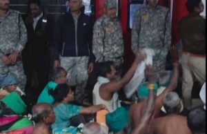 दिल्ली कूच की तैयारी पर ब्रेक: 100 किसानों को नर्मदापुरम में ट्रेन से रोका, विरोध में रेलवे स्टेशन पर किया प्रदर्शन