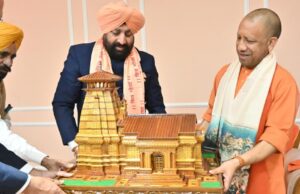 गोरखनाथ मंदिर आगमन पर मुख्यमंत्री योगी आदित्यनाथ ने किया लेफ्टिनेंट जनरल गुरमीत सिंह का अभिनंदन