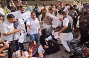 शीतकालीन सत्र के पहले दिन विधानसभा में कफ सिरप कांड का विरोध, विपक्षी विधायक बच्चों के पुतले लेकर पहुंचे