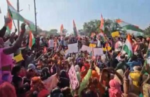 ग्रामीणों का शक्ति प्रदर्शन: सीमेंट परियोजना के विरोध में ट्रैक्टर रैली, SDM कार्यालय में उमड़ी भीड़