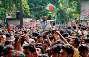 बांग्लादेश में कट्टरपंथियों के मंसूबे बुलंद, बैनर लगाकर नरसंहार की धमकी दे रहे