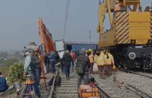 रेलवे परिचालन ठप: मालगाड़ी बेपटरी, यात्री परेशान