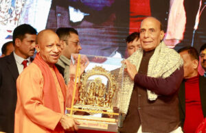 श्री राम जन्मभूमि परिसर में मां अन्नपूर्णा मंदिर के शिखर पर रक्षा मंत्री ने की धर्मध्वजा की स्थापना