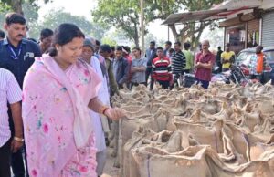 रायपुर: मंत्री लक्ष्मी राजवाड़े ने भटगांव विधानसभा क्षेत्र के धान खरीदी केंद्रों का निरीक्षण किया
