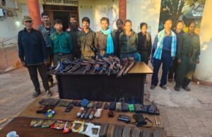 बालाघाट जिला अब नक्सल मुक्त, 12 कमांडरों ने AK-47 समेत हथियार सौंपे