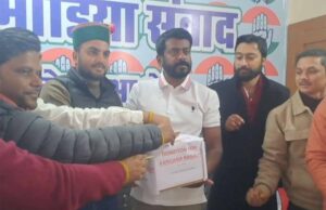 सांसद कंगना रनोट को लेकर मंडी में सियासी बवाल, युवा कांग्रेस ने चंदा अभियान चलाकर किया विरोध प्रदर्शन