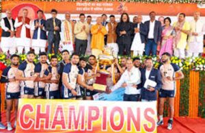मुख्यमंत्री योगी आदित्यनाथ ने यूपी को दो लाख, पूर्वोत्तर रेलवे को एक लाख का चेक, ट्रॉफी व खिलाड़ियों को दिया मेडल