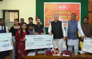छत्तीसगढ़ में श्रमिकों के लिए डॉ. रमन सिंह की बड़ी योजना, 6,000 से अधिक परिवारों को मिली मदद
