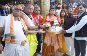 भक्ति का अनोखा उत्सव: मनोकामना पूरी होने पर महाकाल को 2.35 किलो चांदी का मुकुट चढ़ाया