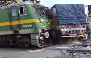 रेल फाटक खुला और तबाही: देवघर में ट्रेन-ट्रक टकराव, बाइकें चकनाचूर