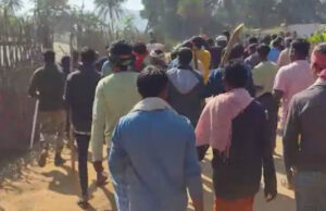 तराना में बजरंग दल कार्यकर्ता की पिटाई पर भड़का तनाव, भीड़ ने की बसों और दुकानों में तोड़फोड़