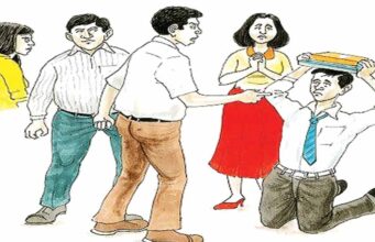 रैगिंग का मामला: जूनियर्स को घंटों खड़ा कराया और शराब-सिगरेट पीने को कहा