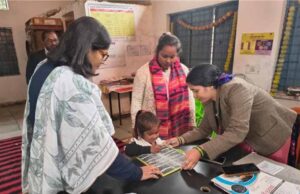 ग्वालियर में कलेक्टर रूचिका चौहान ने आंगनवाड़ी बच्चों को ABCD सिखाने के लिए अपनाया आसान तरीका