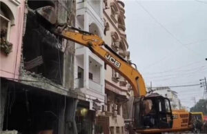 उज्जैन: महाकाल मंदिर के समीप अवैध होटल पर नगर निगम का कड़ा प्रहार, 3 मंजिला होटल को जमींदोज किया गया