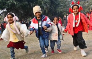 सुबह घने कुहासे के साथ शाम में फिर कड़ाके की ठंड