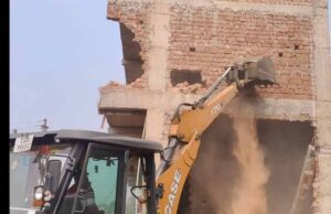 चंगोराभाठा में अनुमति के विपरीत निर्माणाधीन भवन पर चला बुलडोजर