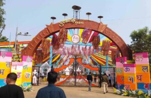 रायपुर साहित्य महोत्सव में काव्य-पाठ करने दूर-दूर से आए साहित्य प्रेमी