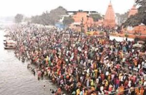 मकर संक्रांति पर राजिम त्रिवेणी संगम में डुबकी लगाकर महादेव का किया जलाभिषेक