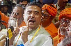 शुभेंदु अधिकारी के काफिले पर हमला कर गाड़ी पर बरसाईं लाठियां