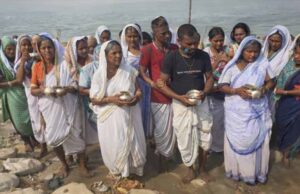 माघी मेले में आदिवासी धर्मगुरुओं ने उत्तरवाहिनी गंगा में लगाई आस्था की डुबकी