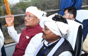 मुख्यमंत्री साय ने किया कुरूसनार से बस में यात्रियों के साथ सफर