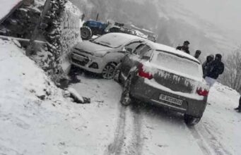 भारी बर्फबारी से हिमाचल में जनजीवन अस्त-व्यस्त, लाहौल-स्पीति में स्कूलों पर ताला