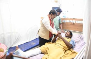 आईईडी ब्लास्ट में घायल जवानों से अस्पताल में की मुलाकात