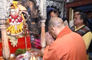 बाबा विश्वनाथ के दरबार में लगाई हाज़िरी, ‘काशी कोतवाल’ के दर पर भी झुकाया शीश