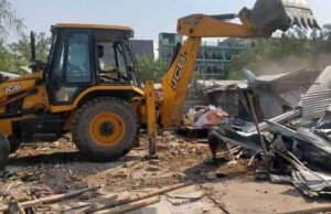 बुलडोजर कार्रवाई से उजड़े 10 परिवार, विरोध में रातू रोड पर चक्का जाम