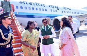 राष्ट्रपति द्रौपदी मुर्मु का झारखंड आगमन, पुष्पगुच्छ भेंट कर राज्य सरकार ने किया अभिनंदन